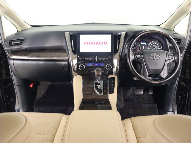 【運転席助手席も広々☆】
広々使えるのは後席だけではございません｡
国内最高峰ミニバンの特権ですね!
