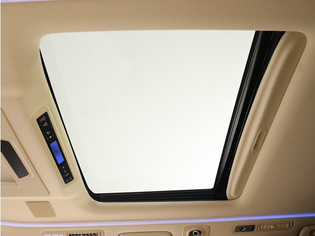 【大人気☆ツインサンルーフ】
見た目もカッコよく、車内の解放感も演出!
必須条件にされるほどの大人気装備です!