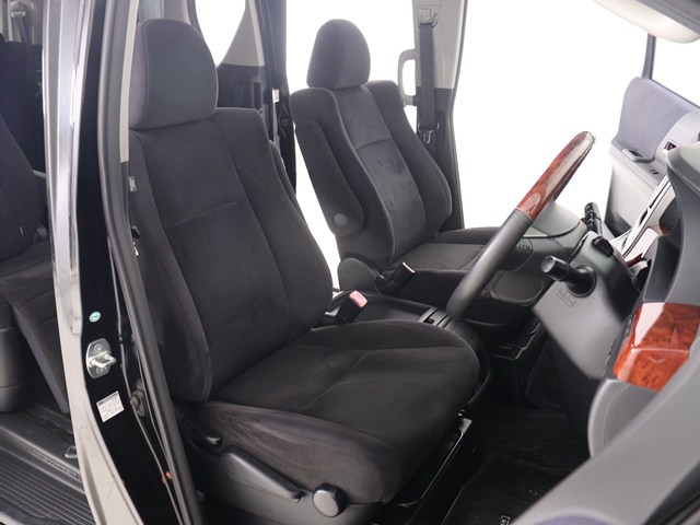 内装の状態も非常にクリーンな状態です｡
ご納車前には専門スタッフが
隅々までクリーニングを行います!
