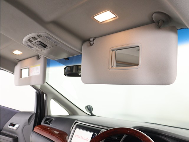 内装の状態も非常にクリーンな状態です｡
ご納車前には専門スタッフが
隅々までクリーニングを行います!