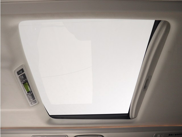 【大人気☆ツインサンルーフ】
見た目もカッコよく、車内の解放感も演出!
必須条件にされるほどの大人気装備です!
