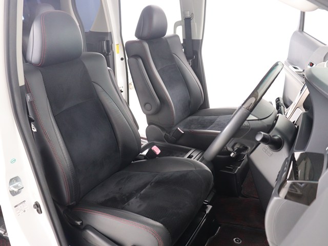 内装の状態も非常にクリーンな状態です｡
ご納車前には専門スタッフが
隅々までクリーニングを行います!