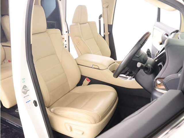 内装の状態も非常にクリーンな状態です｡
ご納車前には専門スタッフが
隅々までクリーニングを行います!