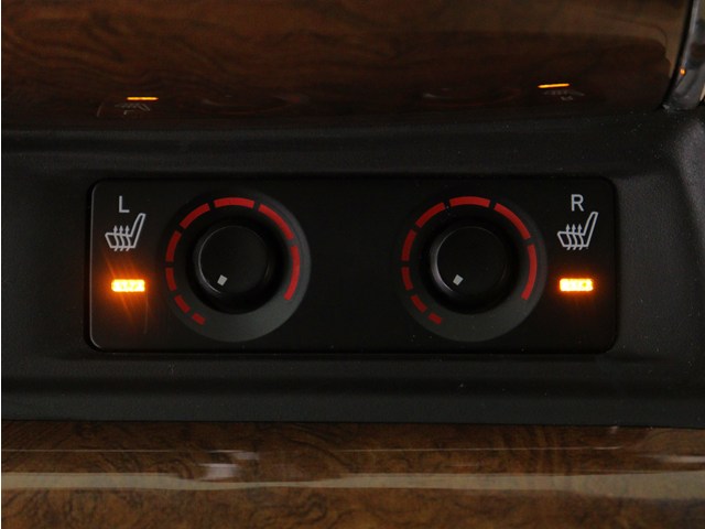 【前席シートヒーター付き】
冬に嬉しいシートヒーター付きのお車です!
エアコンよりも早く暖かくなり､快適です♪