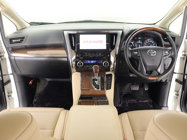 【運転席助手席も広々☆】
広々使えるのは後席だけではございません｡
国内最高峰ミニバンの特権ですね!