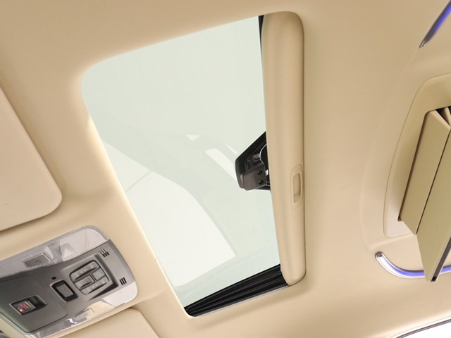 【大人気☆ツインサンルーフ】
見た目もカッコよく、車内の解放感も演出!
必須条件にされるほどの大人気装備です!