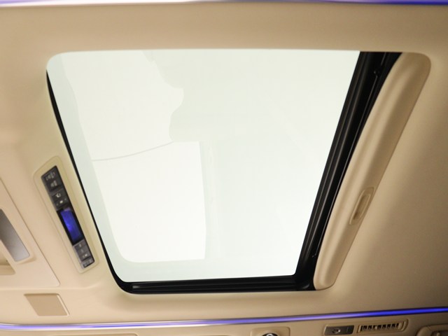 【大人気☆ツインサンルーフ】
見た目もカッコよく、車内の解放感も演出!
必須条件にされるほどの大人気装備です!