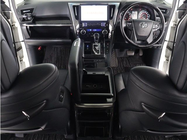 【運転席助手席も広々☆】
広々使えるのは後席だけではございません｡
国内最高峰ミニバンの特権ですね!