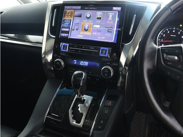 【大人気☆ＡＬＰＩＮＥ　１０インチナビ】
大画面で見やすいだけでなく､
インパネとの一体感もあり見た目も抜群!
