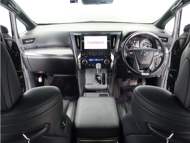 【運転席助手席も広々☆】
広々使えるのは後席だけではございません｡
国内最高峰ミニバンの特権ですね!