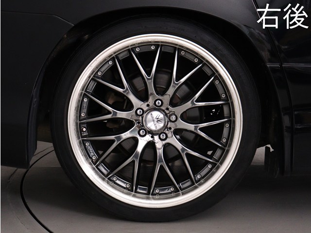 【社外２０インチアルミホイール装着車両】
社外のカスタムホイールが装着されており､
見た目も引き締まっております!