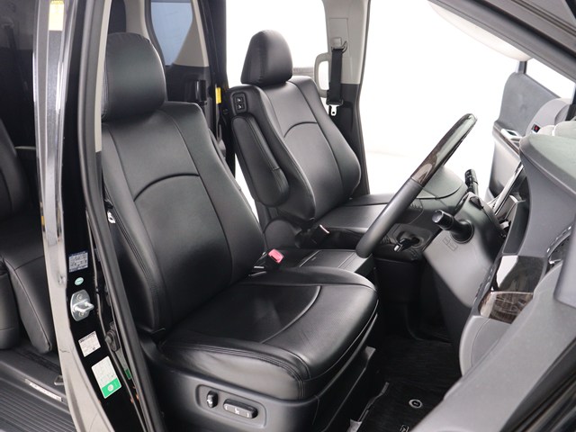 内装の状態も非常にクリーンな状態です｡
ご納車前には専門スタッフが
隅々までクリーニングを行います!