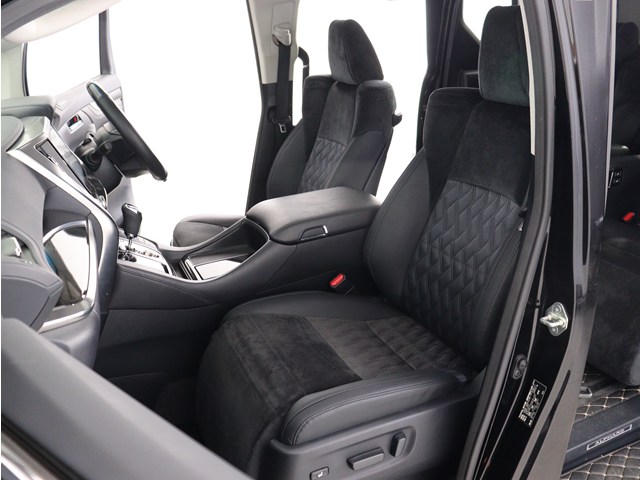 内装の状態も非常にクリーンな状態です｡
ご納車前には専門スタッフが
隅々までクリーニングを行います!