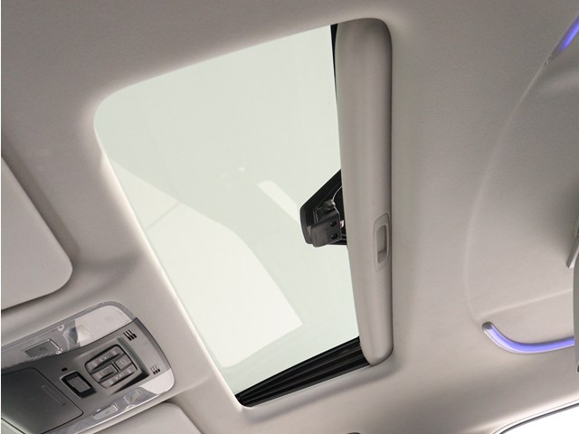 【大人気☆ツインサンルーフ】
見た目もカッコよく、車内の解放感も演出!
必須条件にされるほどの大人気装備です!