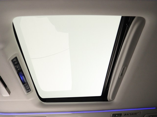【大人気☆ツインサンルーフ】
見た目もカッコよく、車内の解放感も演出!
必須条件にされるほどの大人気装備です!