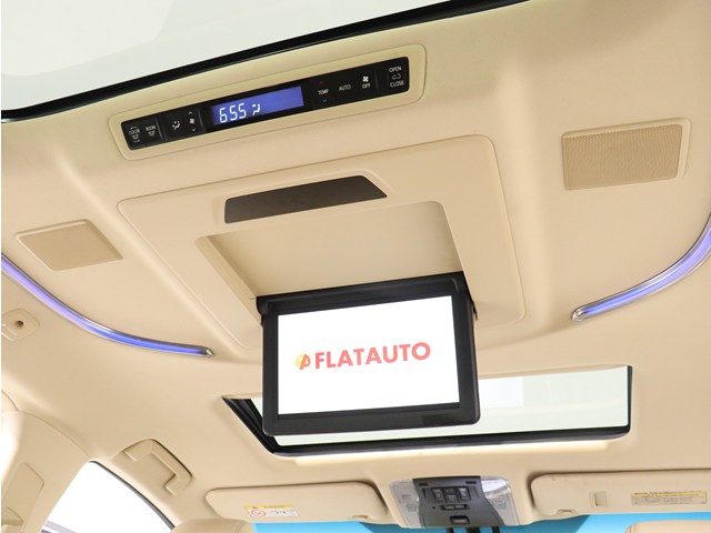 【電動後席モニター】ＪＢＬサウンド専用！
電動開閉後席フリップダウンモニターです。
５．１ｃｈサウンド対応、１７スピーカーの
専用音響システムとなり、人気の装備になり
ます。