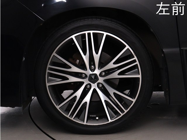 【社外１９インチアルミホイール装着車両】
社外のカスタムホイールが装着されており､
見た目も引き締まっております!
