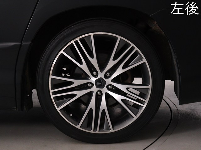 【社外１９インチアルミホイール装着車両】
社外のカスタムホイールが装着されており､
見た目も引き締まっております!