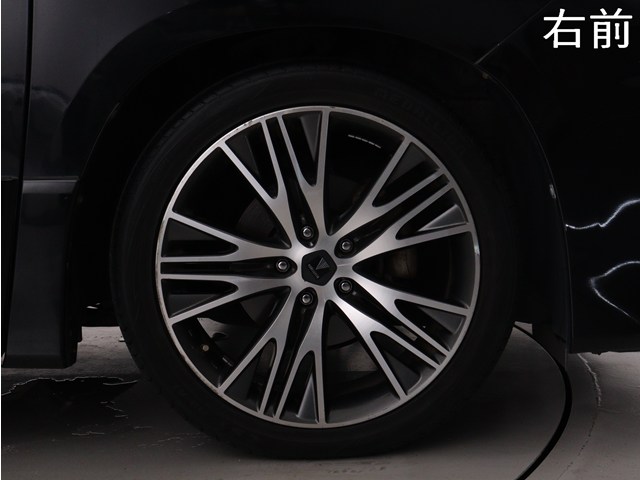 【社外１９インチアルミホイール装着車両】
社外のカスタムホイールが装着されており､
見た目も引き締まっております!
