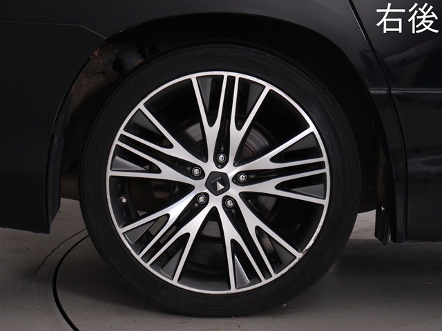 【社外１９インチアルミホイール装着車両】
社外のカスタムホイールが装着されており､
見た目も引き締まっております!