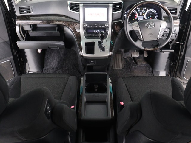 【運転席助手席も広々☆】
広々使えるのは後席だけではございません｡
国内最高峰ミニバンの特権ですね!