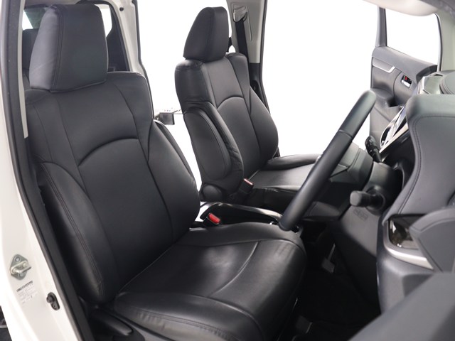 内装の状態も非常にクリーンな状態です｡
ご納車前には専門スタッフが
隅々までクリーニングを行います!