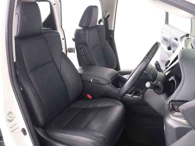 内装の状態も非常にクリーンな状態です｡
ご納車前には専門スタッフが
隅々までクリーニングを行います!