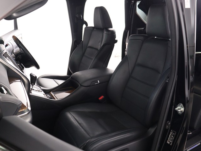 内装の状態も非常にクリーンな状態です｡
ご納車前には専門スタッフが
隅々までクリーニングを行います!