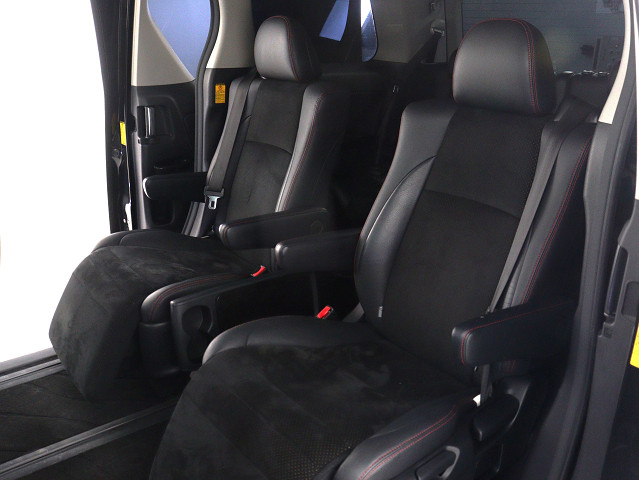 【オットマン完備】
足を伸ばして座れるオットマン完備!
後席の快適空間でドライブをすることが可能