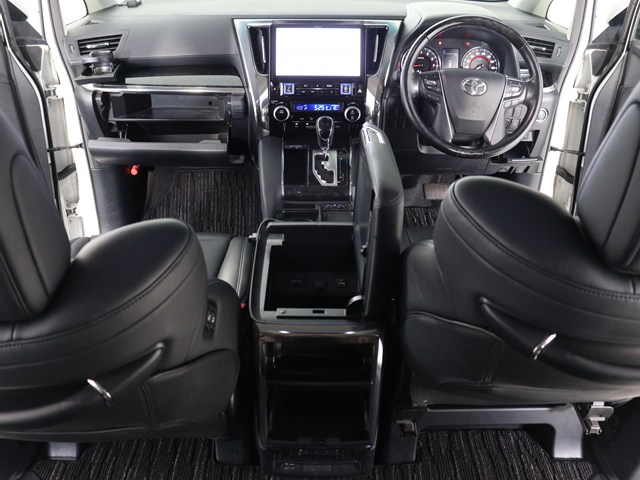 内装の状態も非常にクリーンな状態です｡
ご納車前には専門スタッフが
隅々までクリーニングを行います!
