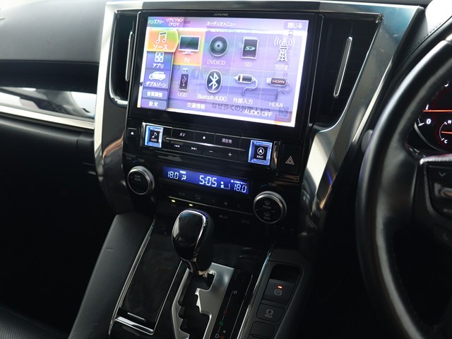【大人気☆ＡＬＰＩＮＥ　１１インチナビ】
大画面で見やすいだけでなく､
インパネとの一体感もあり見た目も抜群!