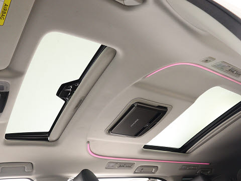 【ツインサンルーフ】サンルーフ装備車両！
高級感もアップ、大人気オプション解放感溢
れる快適なドライブをお楽しみください♪