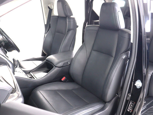 【前席シートヒーター付き】
冬に嬉しいシートヒーター付きのお車です!
エアコンよりも早く暖かくなり､快適です♪