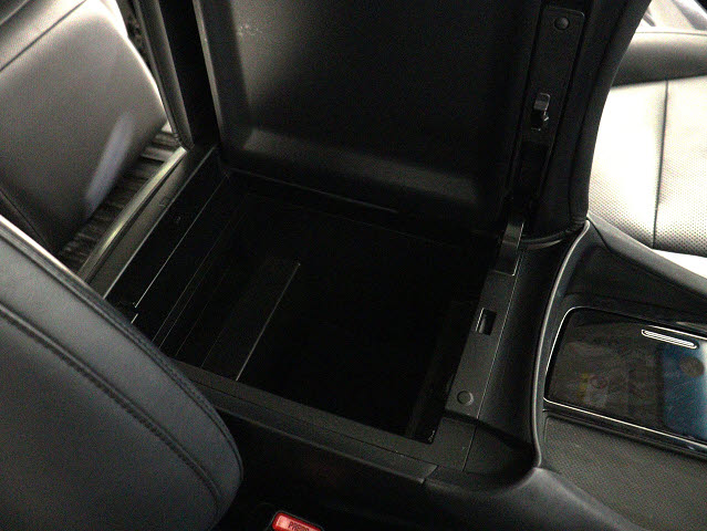 【コンソールボックス】
大容量の収納力が魅力的なコンソールです!
ドリンクホルダーも使いやすい配置です!