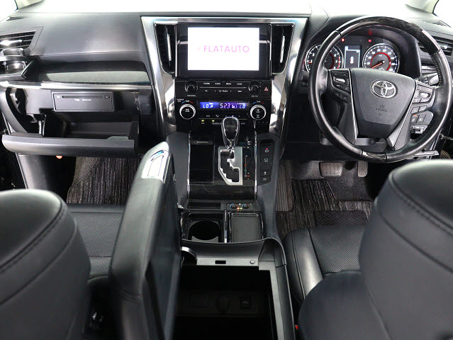 【運転席助手席も広々☆】
広々使えるのは後席だけではございません｡
国内最高峰ミニバンの特権ですね!