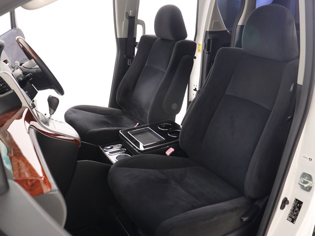 内装の状態も非常にクリーンな状態です｡
ご納車前には専門スタッフが
隅々までクリーニングを行います!
