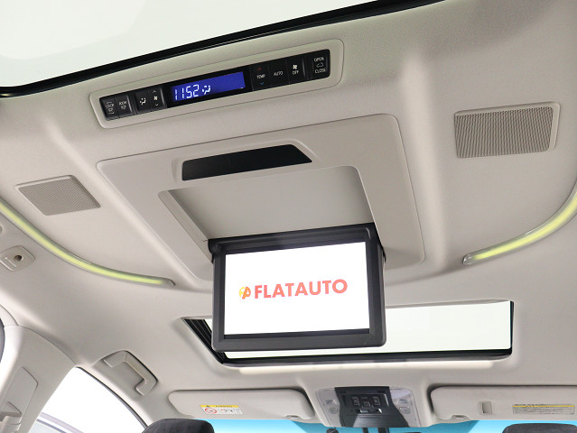 【電動後席モニター】ＪＢＬサウンド専用！
電動開閉後席フリップダウンモニターです。
５．１ｃｈサウンド対応、１７スピーカーの
専用音響システムとなり、人気の装備になり
ます。