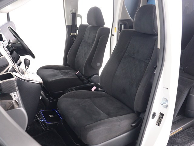 内装の状態も非常にクリーンな状態です｡
ご納車前には専門スタッフが
隅々までクリーニングを行います!