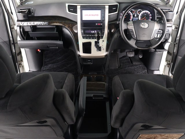 【運転席助手席も広々☆】
広々使えるのは後席だけではございません｡
国内最高峰ミニバンの特権ですね!