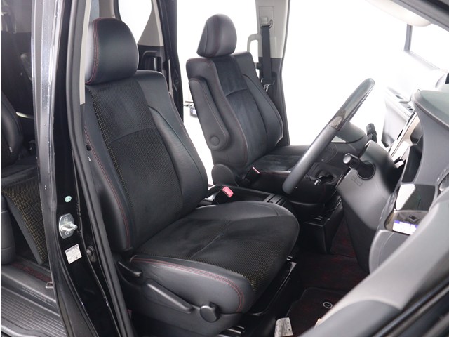 【運転席助手席も広々☆】
広々使えるのは後席だけではございません｡
国内最高峰ミニバンの特権ですね!