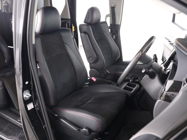 【運転席助手席も広々☆】
広々使えるのは後席だけではございません｡
国内最高峰ミニバンの特権ですね!