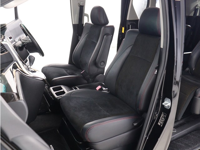 【運転席助手席も広々☆】
広々使えるのは後席だけではございません｡
国内最高峰ミニバンの特権ですね!