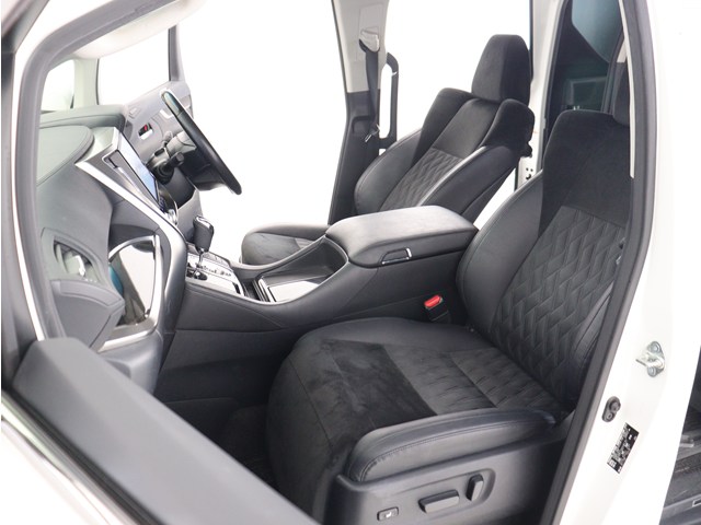内装の状態も非常にクリーンな状態です｡
ご納車前には専門スタッフが
隅々までクリーニングを行います!