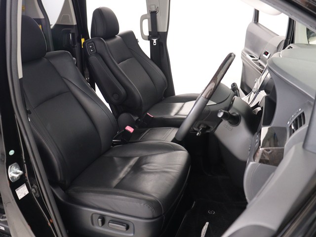内装の状態も非常にクリーンな状態です｡
ご納車前には専門スタッフが
隅々までクリーニングを行います!