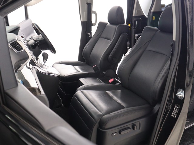 内装の状態も非常にクリーンな状態です｡
ご納車前には専門スタッフが
隅々までクリーニングを行います!