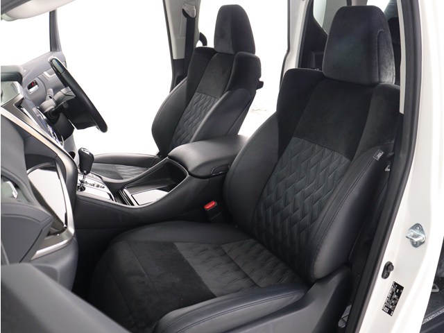 内装の状態も非常にクリーンな状態です｡
ご納車前には専門スタッフが
隅々までクリーニングを行います!
