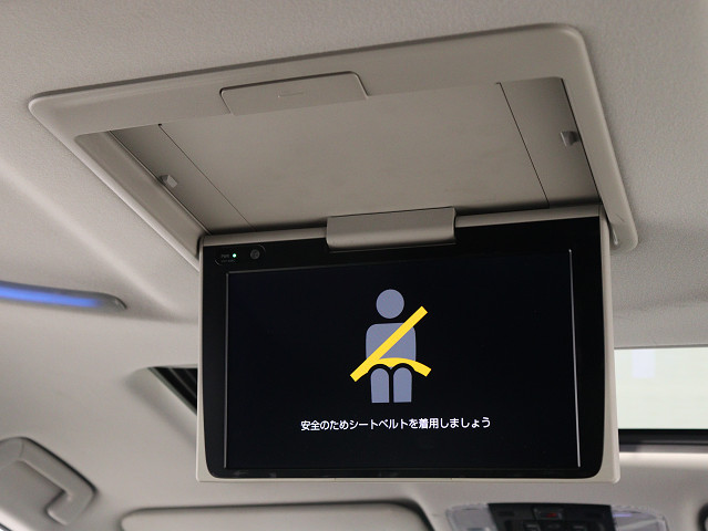 【後席モニター】
ミニバンの必須装備とも言える装備です!
後席の方も飽きることなくドライブが可能!