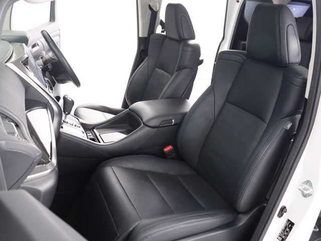 内装の状態も非常にクリーンな状態です｡
ご納車前には専門スタッフが
隅々までクリーニングを行います!