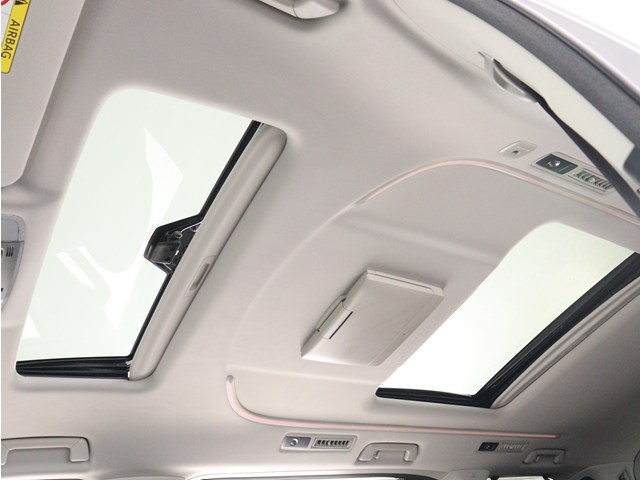 【大人気☆ツインサンルーフ】
見た目もカッコよく、車内の解放感も演出!
必須条件にされるほどの大人気装備です!