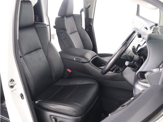 内装の状態も非常にクリーンな状態です｡
ご納車前には専門スタッフが
隅々までクリーニングを行います!